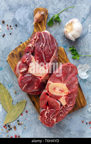 Steak de boeuf cru Osso Buco. Banque D'Images