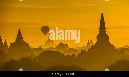 Lever de soleil sur l'ancienne Bagan, Myanmar Banque D'Images