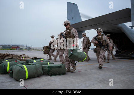 Les Marines américains avec Counter-Unmanned Systèmes Aériens Détachement, 2e Bataillon de défense aérienne à basse altitude, attaché à but spécial Maritime Aérien Au sol crise Response-Central Task Force, commande de vitesse de décharge après son arrivée en Asie du Sud-Ouest, le 15 avril 2019. 2e Bataillon LAAD prévoit fermer en bas, d'altitude, sol-air feux d'armes pour la défense de l'avant les zones de combat et d'installations dans la zone d'opérations du Commandement central. (U.S. Marine Corps photo par le Cpl. Thackray) Alina Banque D'Images