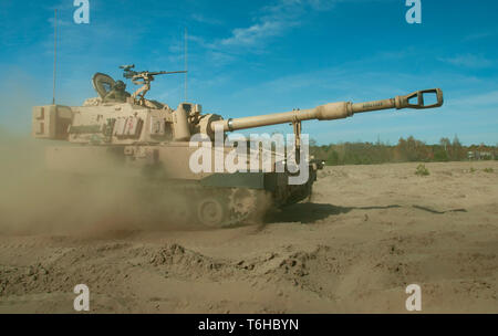 Des soldats de la batterie Alpha, 1er Bataillon, 5e Régiment d'artillerie, 1st Armored Brigade Combat Team, 1re Division d'infanterie s'arrêter pour ravitailler leurs obusiers M109 en préparation pour un exercice de tir réel à une plage près de Torun, Pologne le 16 avril 2019. Banque D'Images