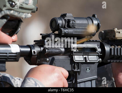 Les membres du 151e Escadron des Forces de sécurité conduite M4 carabine et pistolet M9 s'entraîner au Camp Williams, Utah le 24 avril 2019. Les membres des Forces de sécurité a passé la semaine à mener des compétences afin de s'assurer qu'ils sont formés sur la manière la plus complète des compétences actuelles et des tactiques. (U.S. Air National Guard photo de Tech. Le Sgt. John Winn) Banque D'Images