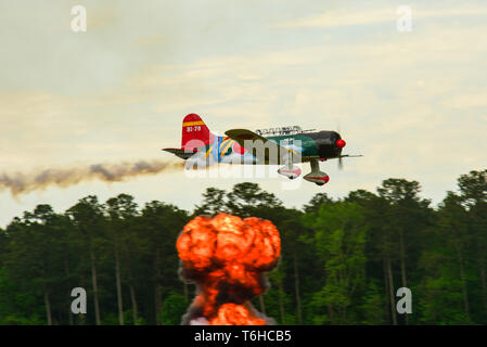 Un Japonais Mitsubishi A6M Zéro effectue d'aéronefs dans le cadre de la "Tora ! Tora ! Tora !' pendant les envolées d'Wayne Air Show, le 28 avril 2019, à Seymour Johnson Air Force Base, la Caroline du Nord. Le salon est une façon pour Seymour Johnson AFB pour remercier les communautés locales et régionales pour leur appui constant. L'installation est ouverte au public pour les deux, gratuitement, et la masse d'air d'une journée de spectacles de démonstration. (U.S. Photo de l'Armée de l'air par la Haute Airman Miranda A. Loera) Banque D'Images