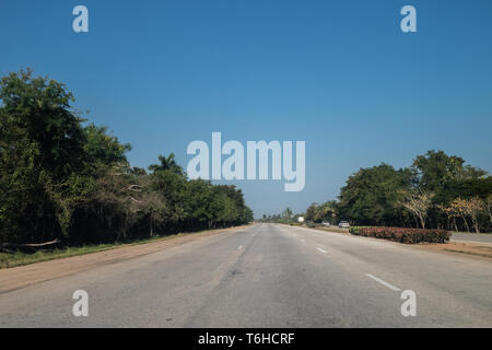 Route ouverte avec ciel bleu à Cuba Banque D'Images