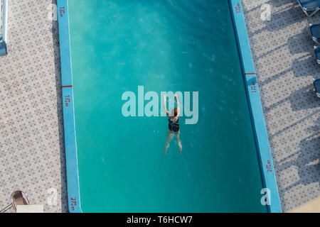 Nageur dans une piscine de l'hôtel d'en haut Banque D'Images
