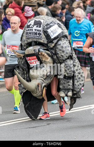 Hannah Sharp 49471 rhino en course à la Vierge de costume Argent 2019 Marathon de Londres, Royaume-Uni. Save the Rhino Banque D'Images