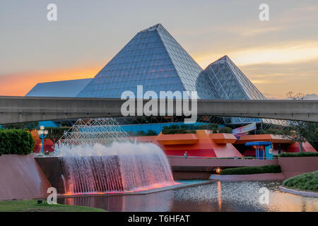 Ces pyramides présentent le voyage voyage dans l'Imagination avec fruit, qui se trouve dans le parc Epcot de Walt Disney World Theme park. Banque D'Images