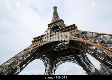 La Tour Eiffel, symbole de Paris, sur le Champ de Mars à Paris, France Banque D'Images