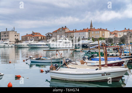 Bateaux dans le port de Budva Banque D'Images