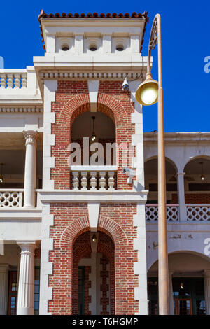 Barstow, CA / USA - Le 14 avril 2019 : Building colonne avec arches à la Barstow Harvey House situé au 685 North Avenue, à Barstow, en Californie. Banque D'Images