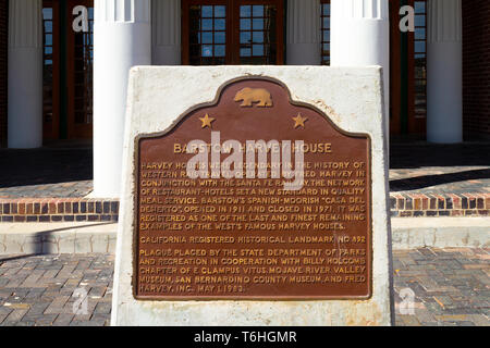 Barstow, CA / USA - Le 14 avril 2019 : Plaque commémorative pour le fameux Barstow Harvey House situé au 685 North Avenue, à Barstow, en Californie. Banque D'Images