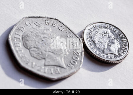 Macro photo de couple anglais pence. Anciens et nouveaux. Ensemble de pièces. Poster avec la reine Elisabeth II Banque D'Images