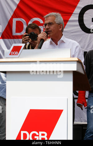 Francfort, Allemagne. 01 mai, 2019. Peter Feldmann, le maire de Francfort am Main, prend la parole au rassemblement. Plusieurs milliers de membres des syndicats et partis de gauche ont défilé à Francfort sur leurs savoirs traditionnels 1. Peuvent protester. La marche s'est terminée par un rassemblement à l'Roemerberg, dans le centre de la partie ancienne de Francfort, en face de l'Frankfurt City-hall Roemer. Crédit : Michael Debets/Pacific Press/Alamy Live News Banque D'Images