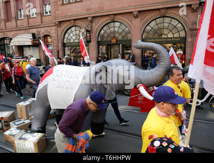 Francfort, Allemagne. 01 mai, 2019. Les manifestants portent une statue de l'éléphant avec eux. Plusieurs milliers de membres des syndicats et partis de gauche ont défilé à Francfort sur leurs savoirs traditionnels 1. Peuvent protester. La marche s'est terminée par un rassemblement à l'Roemerberg, dans le centre de la partie ancienne de Francfort, en face de l'Frankfurt City-hall Roemer. Crédit : Michael Debets/Pacific Press/Alamy Live News Banque D'Images