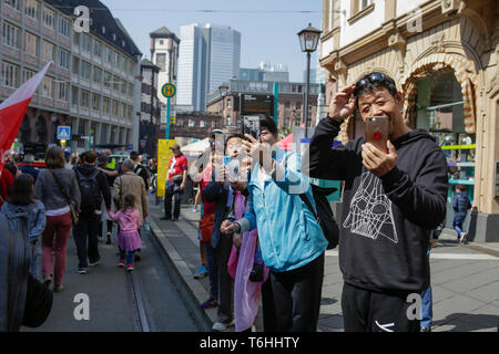 Francfort, Allemagne. 01 mai, 2019. Les touristes chinois de prendre des photos du mois de mars. Plusieurs milliers de membres des syndicats et partis de gauche ont défilé à Francfort sur leurs savoirs traditionnels 1. Peuvent protester. La marche s'est terminée par un rassemblement à l'Roemerberg, dans le centre de la partie ancienne de Francfort, en face de l'Frankfurt City-hall Roemer. Crédit : Michael Debets/Pacific Press/Alamy Live News Banque D'Images