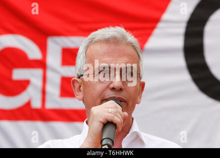 Francfort, Allemagne. 01 mai, 2019. Peter Feldmann, le maire de Francfort am Main, prend la parole au rassemblement. Plusieurs milliers de membres des syndicats et partis de gauche ont défilé à Francfort sur leurs savoirs traditionnels 1. Peuvent protester. La marche s'est terminée par un rassemblement à l'Roemerberg, dans le centre de la partie ancienne de Francfort, en face de l'Frankfurt City-hall Roemer. Crédit : Michael Debets/Pacific Press/Alamy Live News Banque D'Images