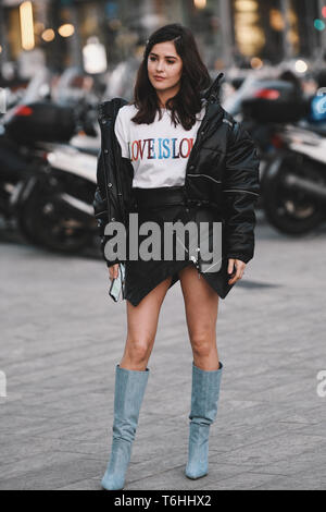 Milan, Italie - 20 Février 2019 : Street style outfit avant un défilé de mode pendant la Fashion Week de Milan - MFWFW19 Banque D'Images
