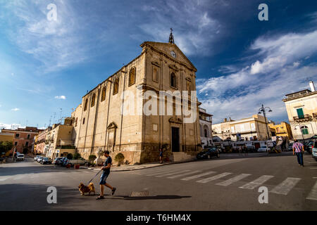 Ostuni, ITALIE - 27 août 2018 - place publique est presque vide en face de l'église de San Michele Arcangelo, Anglais Saint Michael dans la normale Banque D'Images