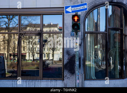 Ampelmann rouge montrant à un passage pour piétons à Berlin, Allemagne. Banque D'Images