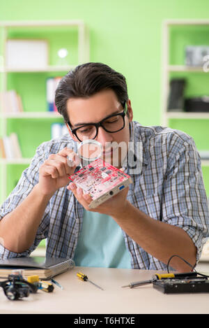 Computer Engineer repairing broken desktop Banque D'Images