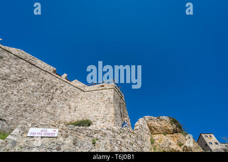 Murs massifs de la vieille ville d'Ulcinj Banque D'Images