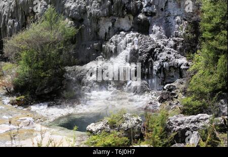 Hidden Orakei Korako vallée géothermique : vue sur cascade avec vapeur chaude bleu clair piscine thermale de chlorure alcalin Banque D'Images