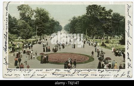 Detroit Publishing Company vintage postcard la reproduction de l'Avenue centrale bondée au parc de Belle Isle à Detroit, Michigan, 1914. À partir de la Bibliothèque publique de New York. () Banque D'Images