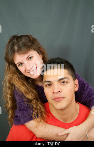 Jeune couple à la recherche de l'appareil photo. Banque D'Images