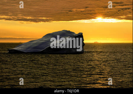 Iceberg au large du Groenland dans le détroit de Davis au coucher du soleil Banque D'Images