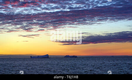 Coucher de soleil au large de la côte ouest du Groenland dans le détroit de Davis Banque D'Images