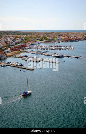 À rendre à la marina et le littoral de Smogen sur la côte dans Vastra Sweden SWEDEN Sweden. Banque D'Images