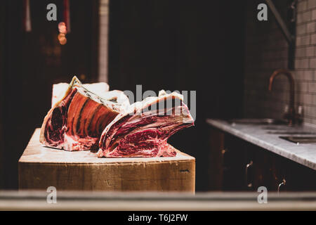 Le porc frais déchire sur table en bois en boucherie montrant sur la fenêtre. Banque D'Images