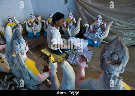 Artisan faisant une idole Saraswati avant le festival Saraswati ( Inde) Banque D'Images