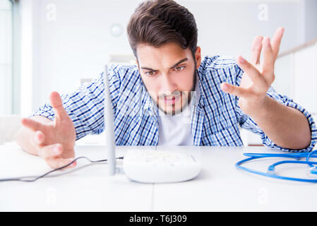 Jeune homme frustré en raison de la faiblesse de la réception internet Banque D'Images