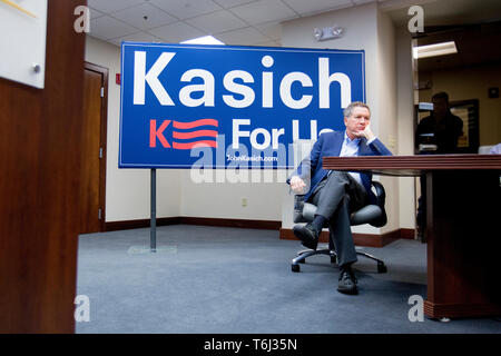 Espoir PRÉSIDENTIEL RÉPUBLICAIN John Kasich, Gouverneur de l'Ohio est titulaire d'une réunion de campagne dans les bureaux du cabinet d'avocats Sheehan Phinney. Banque D'Images