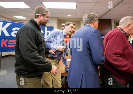 Espoir PRÉSIDENTIEL RÉPUBLICAIN John Kasich, Gouverneur de l'Ohio est titulaire d'une réunion de campagne dans les bureaux du cabinet d'avocats Sheehan Phinney. Banque D'Images