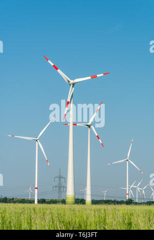 Les générateurs d'énergie éolienne dans un vaste paysage ouvert en Allemagne Banque D'Images