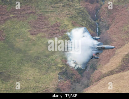 USAF F-15s de faire la formation de bas niveau à travers le Nord du Pays de Galles Banque D'Images