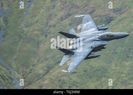 USAF F-15s de faire la formation de bas niveau à travers le Nord du Pays de Galles Banque D'Images