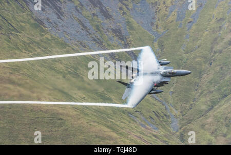 USAF F-15s de faire la formation de bas niveau à travers le Nord du Pays de Galles Banque D'Images