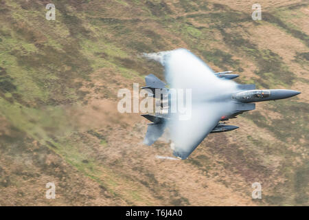 USAF F-15s de faire la formation de bas niveau à travers le Nord du Pays de Galles Banque D'Images