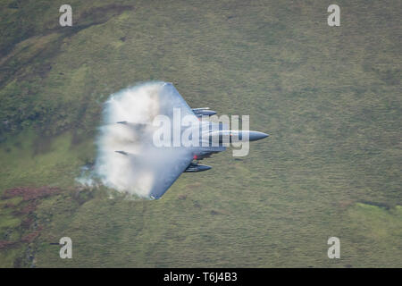 USAF F-15s de faire la formation de bas niveau à travers le Nord du Pays de Galles Banque D'Images