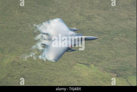 USAF F-15s de faire la formation de bas niveau à travers le Nord du Pays de Galles Banque D'Images