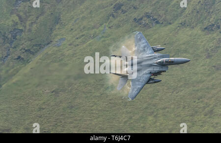 USAF F-15s de faire la formation de bas niveau à travers le Nord du Pays de Galles Banque D'Images