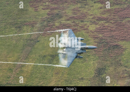 USAF F-15s de faire la formation de bas niveau à travers le Nord du Pays de Galles Banque D'Images