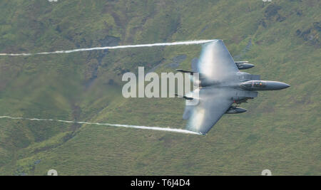 USAF F-15s de faire la formation de bas niveau à travers le Nord du Pays de Galles Banque D'Images