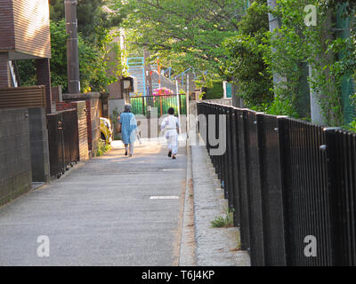 Un petit garçon dans un kimono blanc pour pratiquer l'art martial à Kamakura, au Japon Banque D'Images