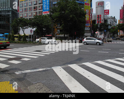 Les piétons traversent croisement de Shibuya, l'un des plus occupés des passages pour piétons dans le monde. Tokyo, Japon Banque D'Images