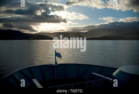 L'île d'Arran en Écosse de l'ouest, pris à partir de la proue du service de traversier entre Ardrossan et Broderick géré par Caledonian MacBrayne. Banque D'Images