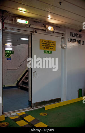 Un fllod porte sur le pont garage de l'île d'Arran de ferry entre Ardrossan et Broderick, géré par Caledonian MacBrayne Ferries. Banque D'Images