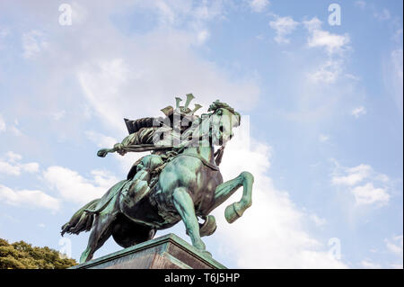 Statue de Kusunoki Masashige samouraïs à cheval, dans les jardins du Palais de l'Est à l'extérieur, Palais Impérial de Tokyo, Japon. Banque D'Images